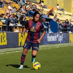 Levante condena los insultos racistas a Mayra Ramírez