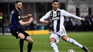 Inter Milan&#039;s Croatian midfielder Marcelo Brozovic (L) fights for the ball with Juventus&#039; Portuguese forward Cristiano Ronaldo during the Italian Serie A football match between Inter Milan and Juventus on April 27, 2019 at the San Siro stadium i