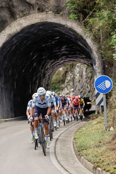 El pelotón ciclista durante la decimosexta etapa de la Vuelta ciclista a España disputada entre Luanco y Lagos de Covadonga.