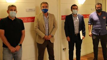 El presidente de la LNFS Javier Lozano se reúne con varios dirigentes del grupo socialista para exponerles el informe en el que piden que el fútbol sala sea considerado deporte profesional.