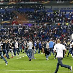 La UEFA no dejará a los hinchas del Lyon viajar a Estambul