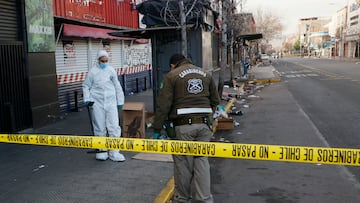 Santiago 25 de agosto 2024.
Un carabinero de franco result herido de gravedad anoche por un balazo que recibio en el momento que se retiraba del teatro Caupolican tras asistir a un evento. El disparo se origin en una disputa entre terceros y el efectivo fue trasladado a la exPosta Central.
Dragomir Yankovic/Aton Chile