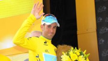 El ciclista italiano del Astana, Vincenzo Nibali, celebra en el podio el liderato de la clasificación general provisional tras la decimoséptima etapa del Tour de Francia 2014, disputada entre Saint-Gaudens y la cima pirenaica de Pla d'Adet, Francia, el 23 de julio del 2014.