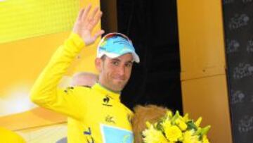 El ciclista italiano del Astana, Vincenzo Nibali, celebra en el podio el liderato de la clasificaci&oacute;n general provisional tras la decimos&eacute;ptima etapa del Tour de Francia 2014, disputada entre Saint-Gaudens y la cima pirenaica de Pla d&#039;Adet, Francia, el 23 de julio del 2014. 