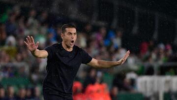 Rayo Vallecano's Spanish coach Francisco Rodriguez gestures during the Spanish Liga football match between Real Betis and Rayo Vallecano de Madrid at the Benito Villamarin stadium in Seville on September 2, 2023. (Photo by CRISTINA QUICLER / AFP)