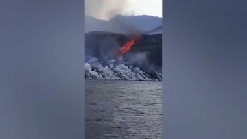 Visto a nivel del mar y a escasos metros: así está entrando la lava en el agua