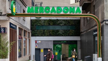 MADRID, SPAIN - 2022/04/21: A pedestrian walks past the Spanish supermarket chain, Mercadona, in Spain. (Photo by Xavi Lopez/SOPA Images/LightRocket via Getty Images)