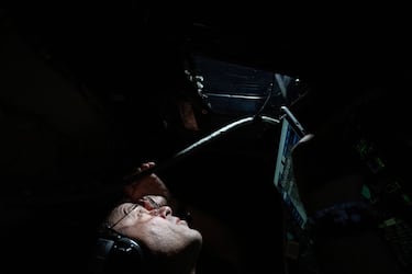 El comandante de Artemis II, Reid Wiseman, mira por la ventana de la nave espacial Orion durante el sobrevuelo de la Luna por la tripulación de Artemis II. 