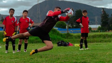Chacarita Juniors realizará pruebas a jugadores y jugadoras juveniles en Bogotá.