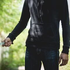 Un ladrón irrumpe en el supermercado y el empleado busca retrasarle: “Te lo cuento todo porque te voy a apuñalar”