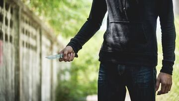 Un ladrón irrumpe en el supermercado y el empleado busca retrasarle: “Te lo cuento todo porque te voy a apuñalar”