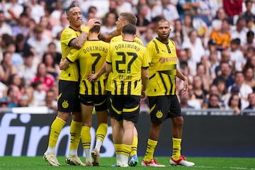 Jugadores del Borussia Dortmund celebran el 1-2 en el marcador tras el gol de Barrios.