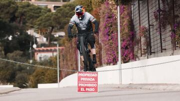 Tomas Slavik en MTB sobre un cartel de propiedad privada en la Costa Brava, a inicios del 2023. 