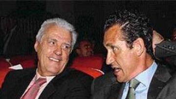 <b>BUENAS NOTICIAS.</b> Lolo Sainz y Jorge Valdano tienen ahora a su alcance un salvavidas europeo.