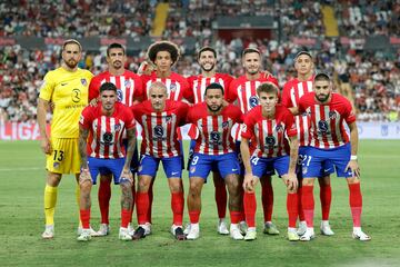 Once de inicio del Atlético de Madrid. Jan Oblak, Stefan Savic, Axel Witsel, Mario Hermoso, Saúl Ñíguez, Nahuel Molina, Rodrigo de Paul, Antoine Griezmann, Memphis Depay, Pablo Barrios y Yannick Carrasco.