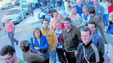 <b>LOCURA. </b>La afición del Cartagena hizo colas ayer para obtener entradas para el derbi del domingo.