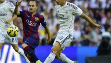 Iniesta y James, durante un partido entre Real Madrid y Barcelona.