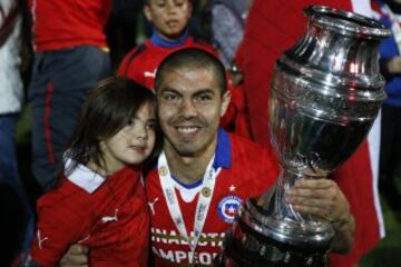 El 'Gato' llegó a La Roja para sustituir al marginado Carlos Carmona, de cara a los duelos eliminatorios contra Paraguay y Uruguay en 2011. Desde ahí se consolidó en el equipo y logró salir Campeón de América. Actualmente, es parte de la nómina de Jorge Sampaoli. 
