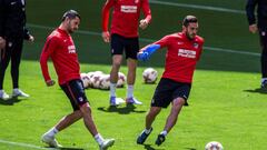 GRAF6943. MADRID, 14/05/2018.- Los centrocampista del Atl&eacute;tico de Madrid, Koke Resurrecci&oacute;n (d) y Vitolo Mach&iacute;n, durante el entrenamiento de hoy del conjunto rojiblanco en el estadio Wanda Metropolitano, para preparar el partido que e