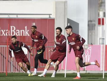 Delaney, en el centro de la imagen, durante un entrenamiento del Sevilla.