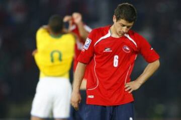 07 de septiembre de 2008: En el marco de la séptima fecha de las clasificatorias rumbo a Sudáfrica 2010, Brasil venció a domicilio a Chile ante un Estadio Nacional repleto. La selección de Bielsa fue derrotada por 0 a 3, con goles de Luis Fabiano (21' y 83') y Robinho (45'). Claudio Bravo le contuvo un penal a Ronaldinho,