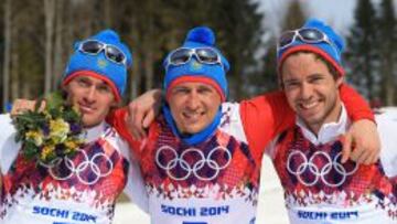 Vylegzhanin, Alexander Legkov y Chernousov celebran el triplete ruso en los 50 kil&oacute;metros de esqu&iacute; de fondo. 