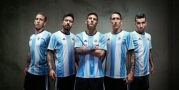 Argentina: El equipo de Messi jugará con la indumentaria tradicional. Las franjas albicelestes son más anchas que la última edición. 