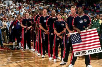 El Dream Team, la primera selección USA con jugadores de la NBA, se estrenaba en Barcelona´92. Un equipo formado por Magic Johnson, Larry Bird o Michael Jackson. Venían del tercer puesto en Seúl´88. Pero pese a algunas ausencias ahora recordadas, era el mejor equipo que jamás se había reunido, una de las sensaciones de toda la historia del olimpismo. En Barcelona ganaron sus partidos por una media de 43,8 puntos. Los alrededores de su hotel estaban siempre rodeados de aficionados, “como si estuvieran Elvis y los Beattles juntos”, dijo después el entrenador Chuck Daly. El seleccionador de Cuba dijo tras jugar contra ellos en el Torneo de las Américas que tratar de pararles era como intentar “tapar el sol con un solo dedo”. Y Magic reconoció que tenía tanto talento a su alrededor que no sabía a quién pasar la bola. El combinado arrasó recuperando el oro. Desde entonces, llevando a las estrellas de la NBA, han ganado siempre salvo en Atenas 2004.