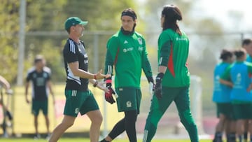 Diego Cocca (izquierda) en entrenamiento con Antonio Rodrpiguez (centro) y Carlos Acevedo (derecha).