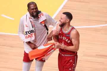 Risas entre Kevin Durant de los Phoenix Suns y Stephen Curry de los Golden State Warriors.