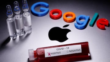 Un tubo de ensayo con sangre falsa y etiqueta COVID-19 y un logotipo de Google impreso en 3D se colocan cerca de un Apple Macbook Pro en esta ilustraci&oacute;n tomada el 12 de abril de 2020.
 