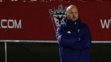 Jos&eacute; Alberto, con los brazos cruzados, en el duelo ante el Lugo en Anduva.