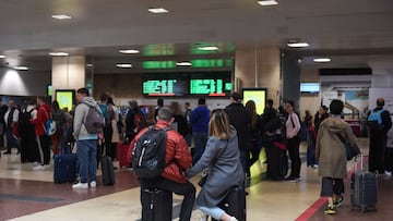 Un grupo de personas en las instalaciones de la estaci¨®n Madrid-Chamart¨ªn-Clara Campoamor durante la jornada en la que han salido los primeros trenes Avlo direcci¨®n Alicante, a 27 de marzo de 2023, en Madrid (Espa?a). Renfe inicia las circulaciones comerciales del nuevo servicio de Avlo entre Madrid y Alicante, con billetes que parten desde los siete euros. El nuevo servicio de trenes Avlo de Renfe ofrece cuatro circulaciones diarias (dos por sentido) entre Madrid y Alicante, lo que supone una oferta de 1.436 plazas al d¨ªa. El objetivo de la compa?¨ªa es que los Avlo paren en todas las estaciones de los principales corredores de alta velocidad de Espa?a, una vez se reciban los trenes pedidos a Talgo de la serie 106, que se prev¨¦ ocurra a lo largo de 2023.
27 MARZO 2023;MADRID;ALICANTE;RENFE;ALVO
Gustavo Valiente / Europa Press
27/03/2023