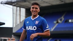 El DT de Núñez reveló lo que habla con el chileno en la previa del clásico contra el Norwich: “Bromas...”