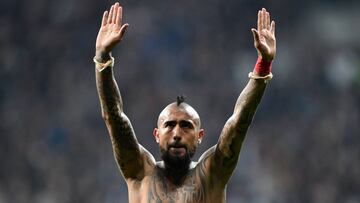 Bayern Munich&#039;s Chilean midfielder Arturo Vidal applauds supporters after the second leg of the last 16 UEFA Champions League football match between Besiktas and Bayern Munich at Besiktas Park in Istanbul on March 14, 2018.  / AFP PHOTO / Bulent Kili