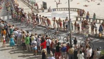 <b>MUY ARROPADOS. </b>El pelotón de la Vuelta, a su paso por Sanxenxo, junto a la playa de El Silgar, repleta de público para recibir a los ciclistas.