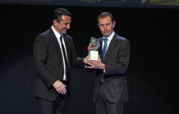 El director de Relaciones Institucionales del Real Madrid, Emilio Butragueño tras recibir el premio otrogado al club blanco en la Gala Nacional del Deporte de la Asociación Española de la Prensa Deportiva (AEPD)