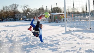 Cavani, en un entrenamiento reciente en Par&iacute;s con el campo nevado.