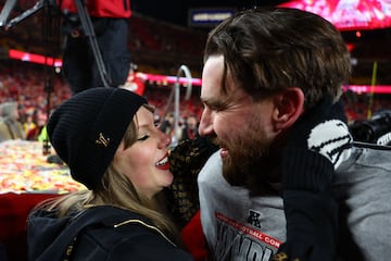 Toda la tensin acumulada en el partido, emocionante hasta el ltimo minuto, se march cuando la pareja se encontr en el terreno de juego del estadio Arrowhead en Kansas City, Misuri.