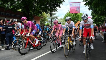 Torre Del Lago (Italy), 09/05/2024.- (L-R) Frech rider Lilian Calmejane of Intermarche-Wanty wearing the best climber's blue jersey, Italian rider Jonathan Milan of Lidl-Trek team wearing the cyclamen jersey, Slovenian rider Tadej Pogacar of UAE Team Emirates wearing the overall leader's pink jersey, Belgian rider Cian Uijtdebroeks of Visma-Lease a Bike wearing the best young rider's white jersey, at the start of the 6th stage of the Giro d'Italia 2024, a cycling race over 180 km from Torre del Lago Puccini (Viareggio) to Rapolano Terme, central Italy, 09 May 2024. (Ciclismo, Italia, Eslovenia) EFE/EPA/LUCA ZENNARO
