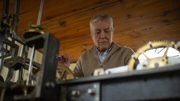 El relojero del reloj de la Real Casa de Correos en la Puerta del Sol, Jesús López-Terradas, a 19 de diciembre de 2024, en Madrid (España). Cada 31 de diciembre, el reloj de la Real Casa de Correos es quien marca el fin de año y, es retransmitido por televisión, a toda España.
19 DICIEMBRE 2024
Alejandro Martínez Vélez / Europa Press
19/12/2024