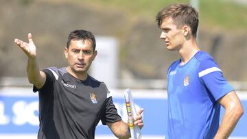 Asier Garitano da instrucciones en el entrenamiento.