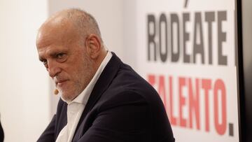 MADRID, 12/09/2024.- El presidente de LaLiga, Javier Tebas, explica a los medios los límites de coste de plantilla deportiva (LCPD) de los clubes tras acabar el mercado de fichajes este jueves, en Madrid. EFE/ Javier Lizon