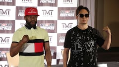 Floyd Mayweather Jr. y Mikuru Asakura durante la presentación de su combate de exhibición.