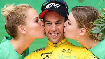RED200TDS. LEUKERBAD (SUIZA), 13/06/2018.- El ciclista australiano Richie Porte, del equipo BMC Team, celebra en el podio su maillot amarillo de líder de la general tras la quinta etapa del Tour de Suiza, un trayecto de 155 kilómetros entre