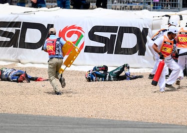 El piloto de Yamaha se ha quedado tendido en la grava.