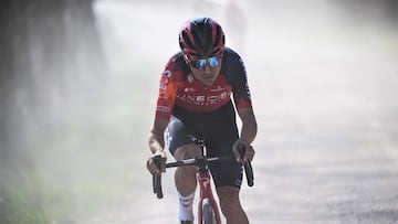 El ciclista británico Tom Pidcock ataca durante la Strade Bianche 2023.