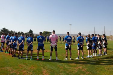 Los jugadores y cuerpo técnico del Real Zaragoza guardan un minuto de silencio en memoria de Zalba antes del inicio del entrenamiento.