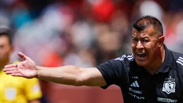 Futbol, Deportes La Serena vs Colo Colo.
Fecha 1, Liga de Primera 2025.
El entrenador de Colo Colo Jorge Almiron es fotografiado durante un partido de primera division contra Deportes La Serena disputado en el estadio La Portada de La Serena, Chile.
16/02/2025
Andres Pina/Photosport
Football, Deportes La Serena vs Colo Colo.
1st turn, 2025 First division league.
Colo Colo head coach Jorge Almiron is pictured during a first division match against Deportes La Serena at the La Portada stadium in La Serena, Chile.
16/02/2025
Andres Pina/Photosport