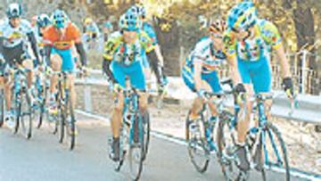 <b>TRIPLETE</B>. Alejandro Valverde (en el centro) sólo irá a la Vuelta, pero su equipo disputará las tres grandes.